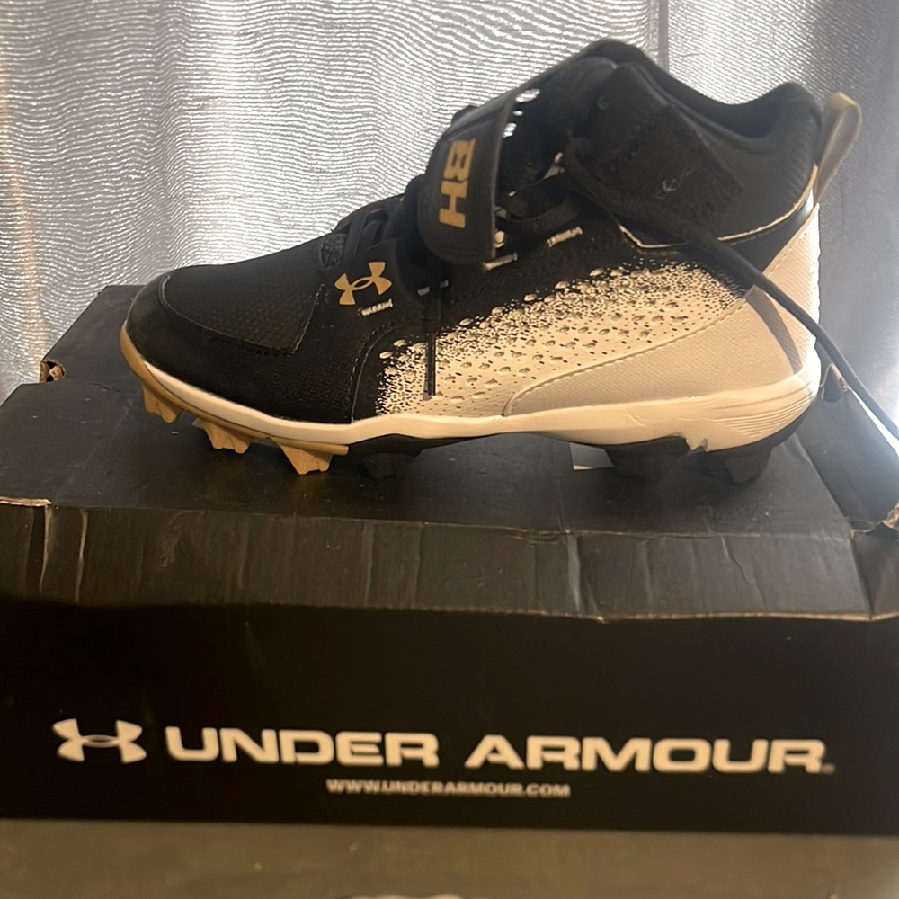 Underarm baseball cleats black, gold, white